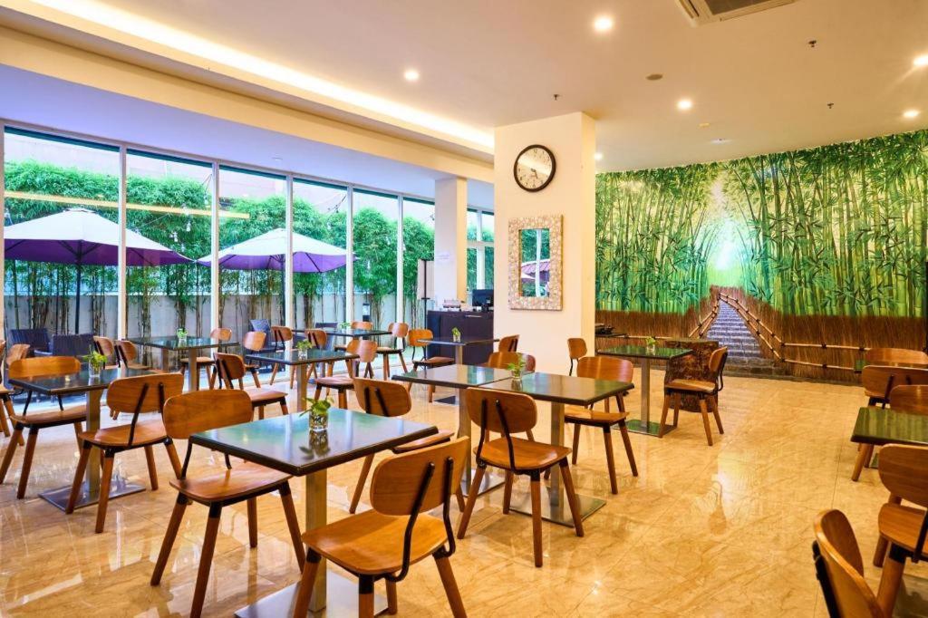 Grand Orchid Hotel Yogyakarta Maguwo Exterior foto